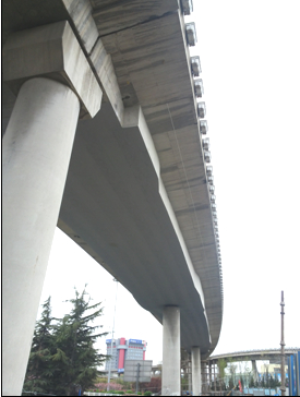 梁體粘貼碳纖維布，并進(jìn)行梁底修補