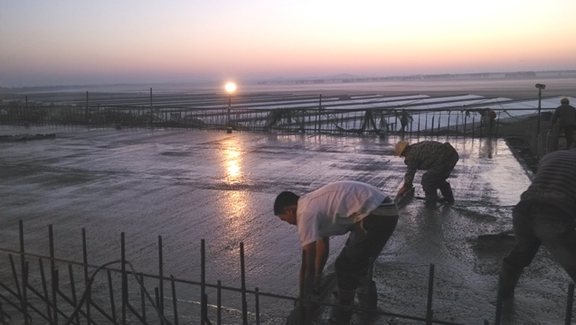 迎著朝霞，工人正在進(jìn)行收尾工作